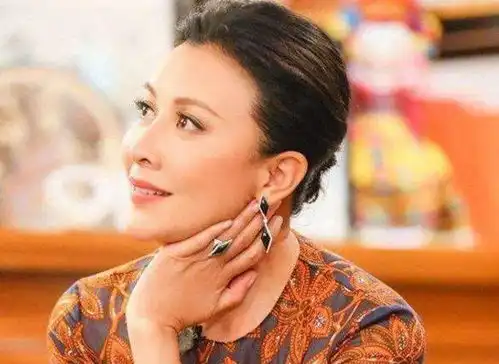 原创原来冻龄都是假的关掉美颜后,赵雅芝刘嘉玲反差巨大