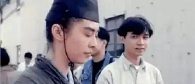 王祖贤年轻时剧照流出,身旁的小记者如今成了大明星