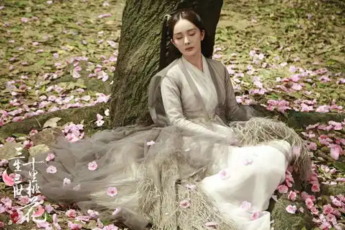 杨幂少女感满满,粉色旗袍尽显好身材,完全不像6岁孩子的妈