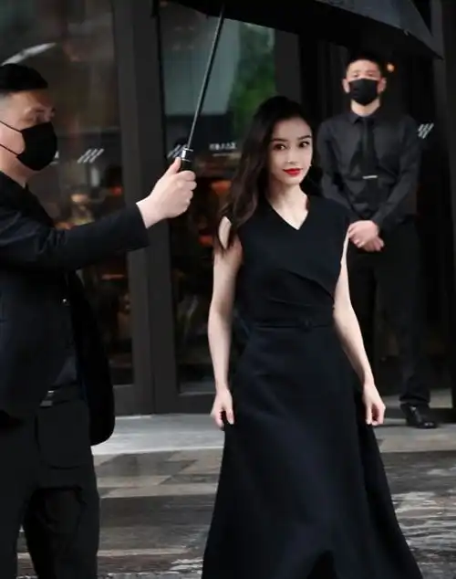 杨颖真适合穿小黑裙,配浓妆好有女人味,路人镜头下颜值也在线