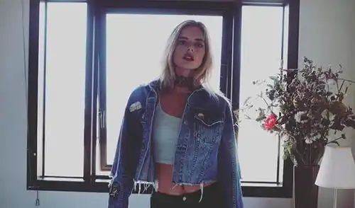 她嫁入豪门差点死于新婚夜,撞脸玛格特罗比,私下造型是真小丑女