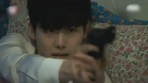 w两个世界警察即将盘查到李钟硕时,房间的门消失了