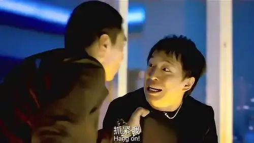 痞子英雄吴英雄顺着绳子跳下去,徐达夫则紧紧抱着他
