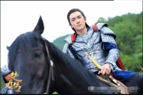 男星骑马照林更新特别沉稳,胡歌多变,他犹如战神一般
