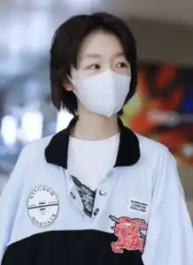 周冬雨乱穿衣火了,polo裙叠穿一件长袖,小黄鸭的时尚太抢眼
