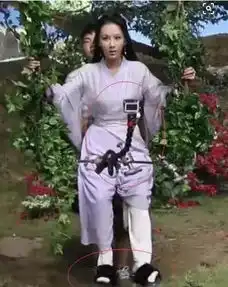 杨紫荡秋千只拍上半身,看到全景照后,网友笑出鼻涕泡