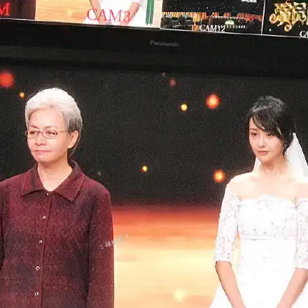 郑爽宋丹丹再次同台,小爽身穿婚纱惹人怜爱,宋丹丹含泪嫁女儿
