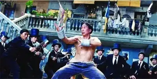 还记得被卷毛敲头的赵师傅吗他是功夫的裁缝