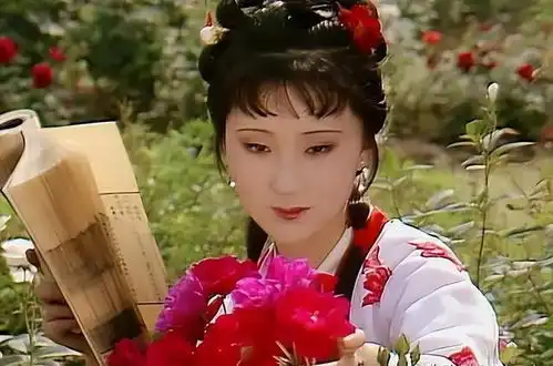 新版红楼梦林黛玉扮演者引发热议新旧对比引关注
