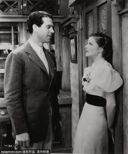 百年来最伟大的女演员美国的艺术瑰宝赫本