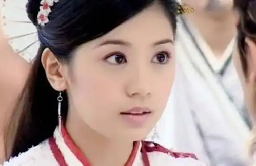 贾静雯出席活动,全身一亿多珠宝太贵气,称修杰楷刚送了钻石手链