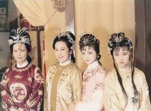 红楼梦里说,王夫人是天真烂漫之人,到底何意褒义还是反话
