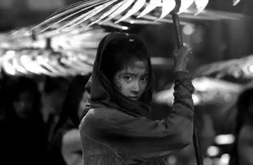 关晓彤出演影,举20斤铁伞拍雨戏,网友谜一样的演技
