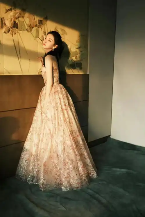 群星亮相红毯宋祖儿花裙像公主,毛晓彤颜值高,董洁最有女人味