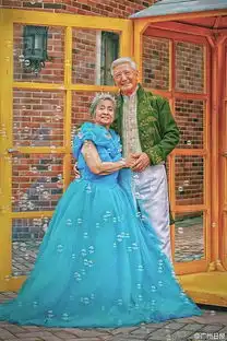 八旬老人拍婚纱照cosplay太阳的后裔剧照
