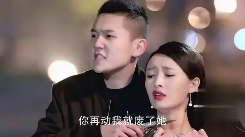 帅哥以一敌四,为了美女同伴不受伤,被三人惨虐
