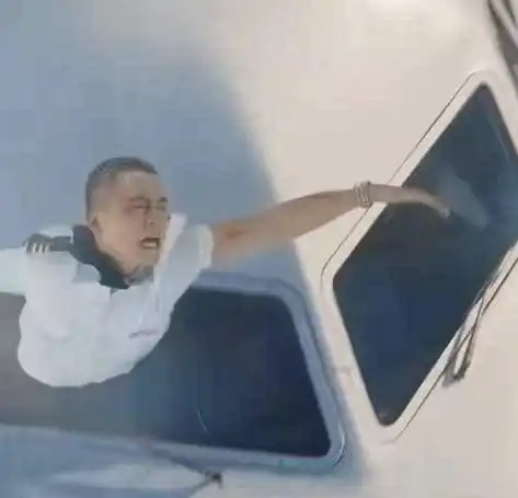 中国机长里副驾驶的原型结婚了,新娘竟然是她
