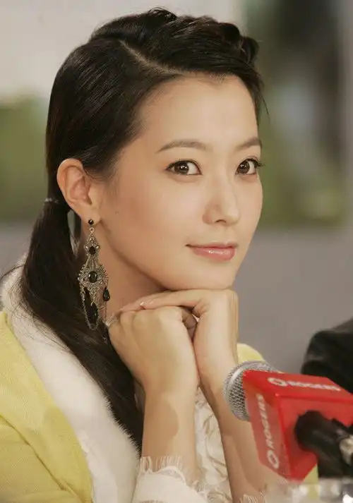 金喜善9岁女儿变美了曾被质疑整容的她41岁没有脸僵
