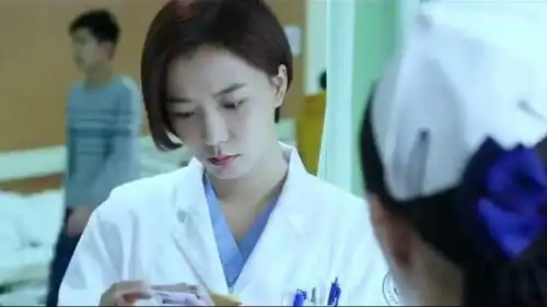 急诊科医生江晓琪探望锥子,发现他留了一笔钱就走了