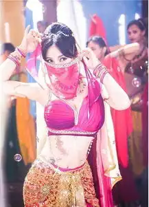 柳岩主持春晚,傲人双峰吸睛,遭网友质疑又整容