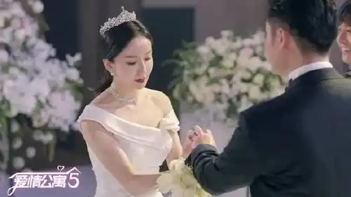 胡一菲曾小贤领证这一季虽然贤菲cp在一起了,但戏份却少的可怜