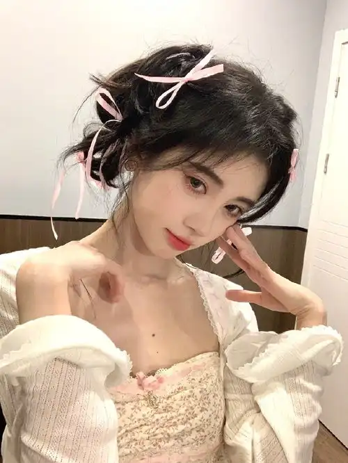 组图鞠婧祎晒甜美日常随拍碎花短裙搭蝴蝶结元素治愈可爱