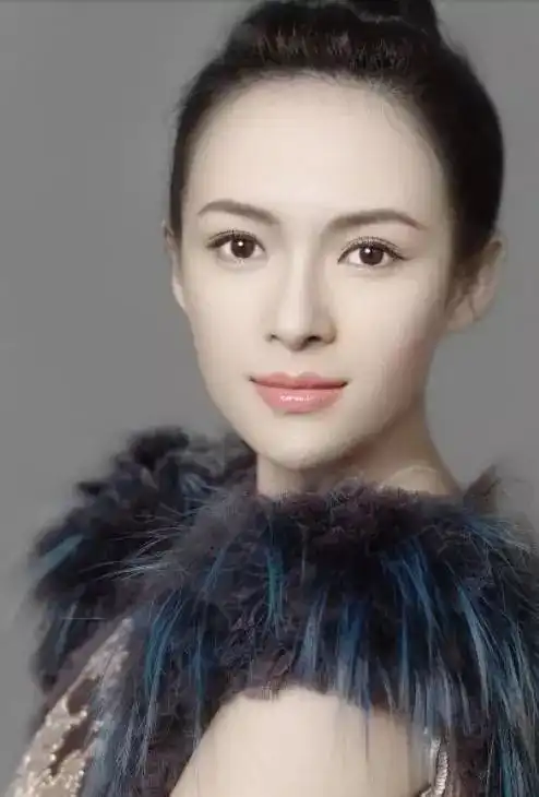 45岁李冰冰开挂了穿吊带裙亮相美到不敢认,网友至少年轻20岁