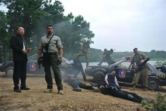 都在捧战狼2,其实第一部中这个人的演技才最出彩
