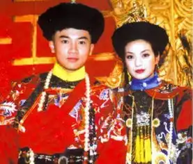 还珠格格罕见大婚幕后照,苏有朋深情,周杰逗比
