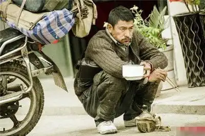 明星拍戏有多拼杨幂全身淤青,靳东打钢板,他却被毁容