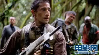 新铁血战士放血色海报剧照彰显经典恐怖场景