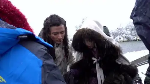 将夜花絮冻skr人隆庆雪地光脚
