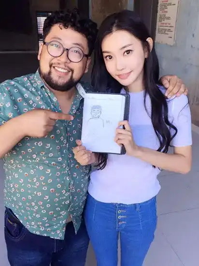 童菲废柴兄弟杀青送修睿肖像一展画技
