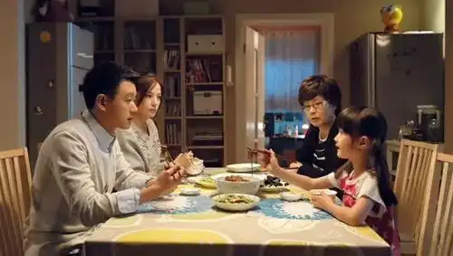 14岁少女开房被父亲打骨折给孩子最好的保护是底线教育
