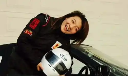 戴上头盔,坐进赛车,没人知道你是女人