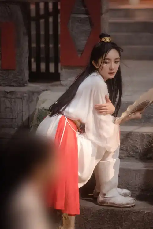 组图杨幂古装扮相古灵精怪红白相间服饰显女侠气息十足
