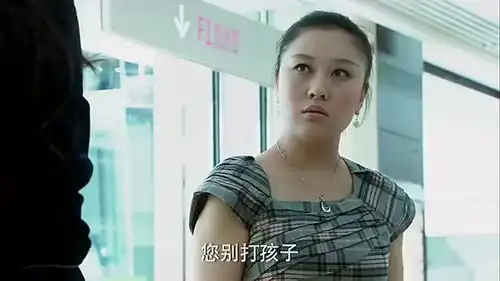 美女在商场带小朋友玩,买冰淇淋吃,亲妈上门说她是坏人