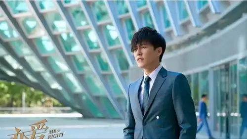 官宣新身份没想到,四十多岁的靳东竟然成了范伟张涵予的领导