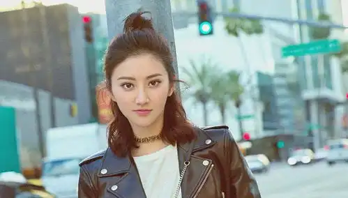 成龙不敢碰,甄子丹搂不上腰,今却被他直接给亲上了