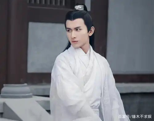 成毅签欢瑞前路线太迷惑,网友被其烟熏妆笑死
