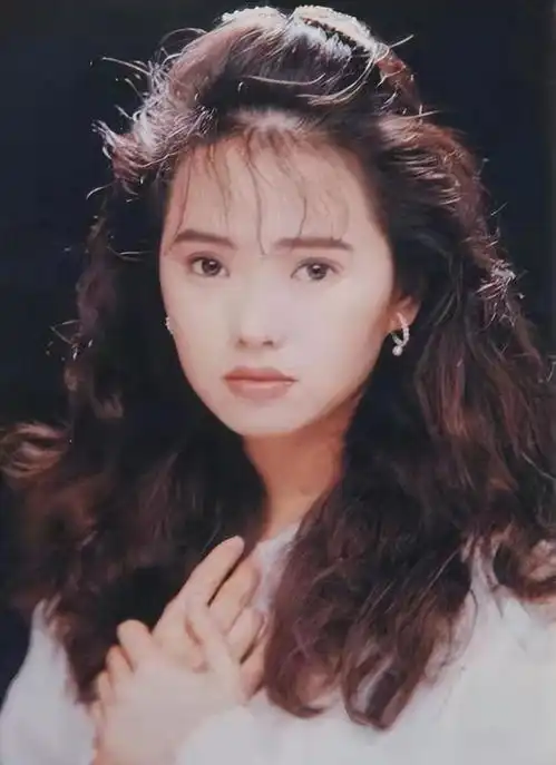 庾澄庆伊能静现身儿子毕业典礼,分站在场外和场内,避嫌不敢同框
