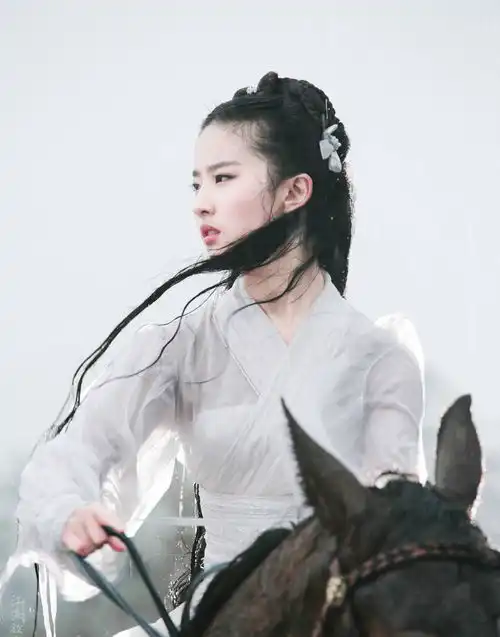 刘亦菲版小龙女雨中骑马为何被删看看她的后背,就明白原因了
