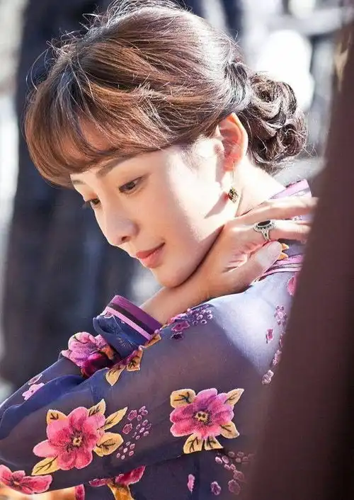 穿旗袍的柳岩婀娜多姿,但是看起来却比较显老