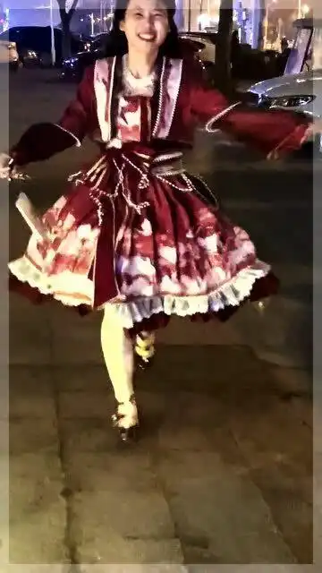 lolita,在灯光的照耀下整条裙子都带着细闪
