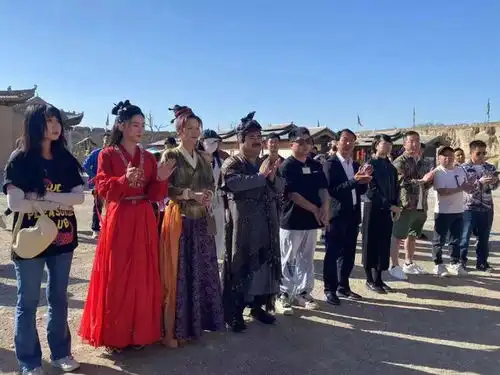 关注竖屏网剧龙门客栈之西部传奇在银川开机