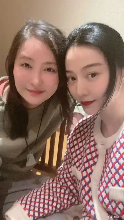 范冰冰与导演李玉聚会两人曾合作观音山
