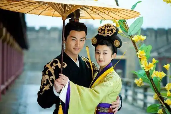 先虐后甜的戏步步惊心上榜,赵丽颖陈晓剧中演绎排除万难在一起