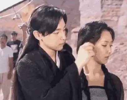 邓伦是有名的绅士手,避开赵丽颖和baby,遇到她却画风突变
