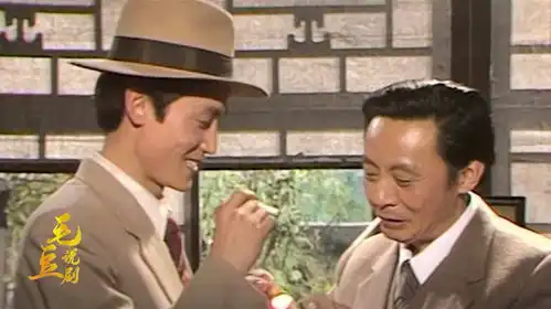 四世同堂11大赤包当所长,瑞丰当科长,汉奸庆祝当官滑稽又心酸
