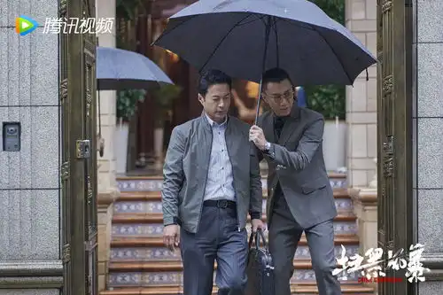 谭凯和董耀反差极大,为演官气吃胖丨人物